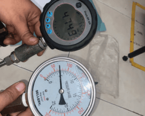 teknisi-lab-kalibrasi-melakukan-pengukuran